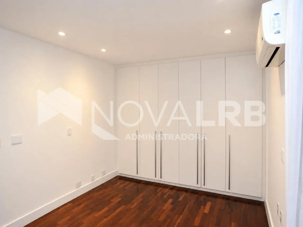 4-bedroom apartment with enclosed glass balcony — photo 33