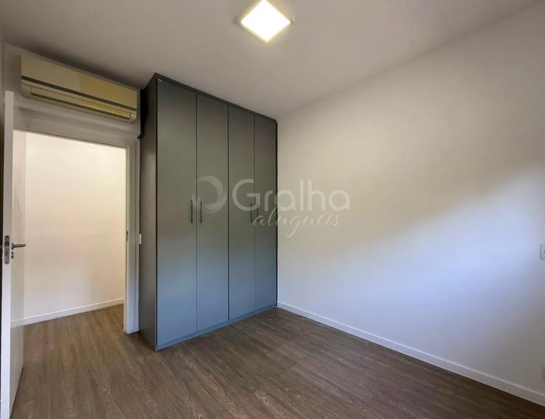 3-bedroom apartment with a glass-enclosed balcony — photo 21