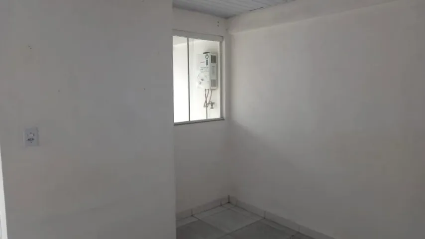 Estúdio sem mobília com cozinha aberta a gás e área de lavanderia — photo 8