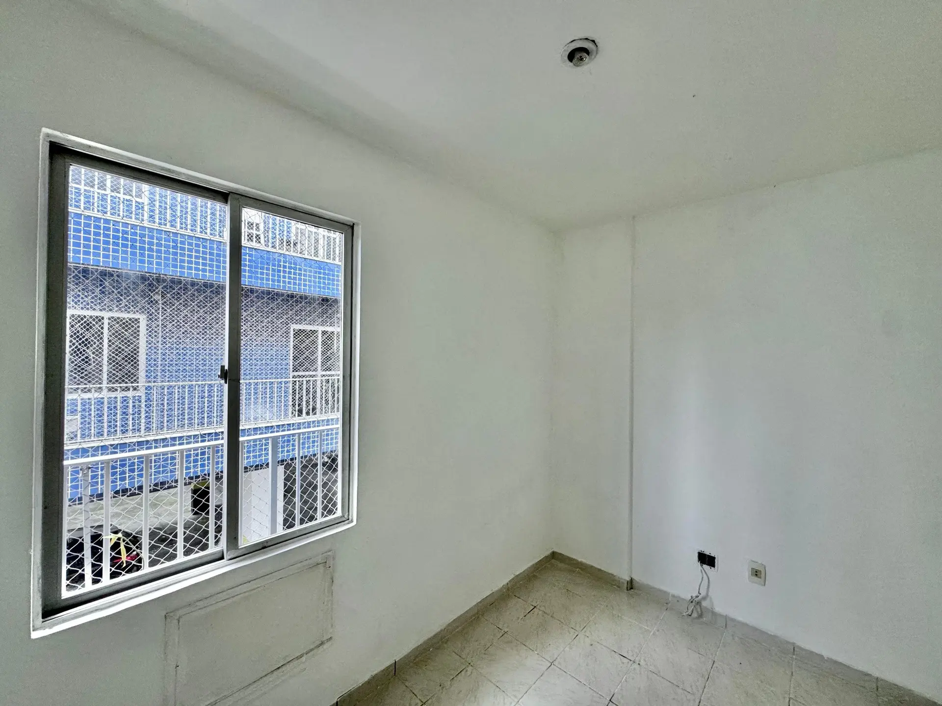 3-bedroom apartment with a balcony and laundry area — photo 26