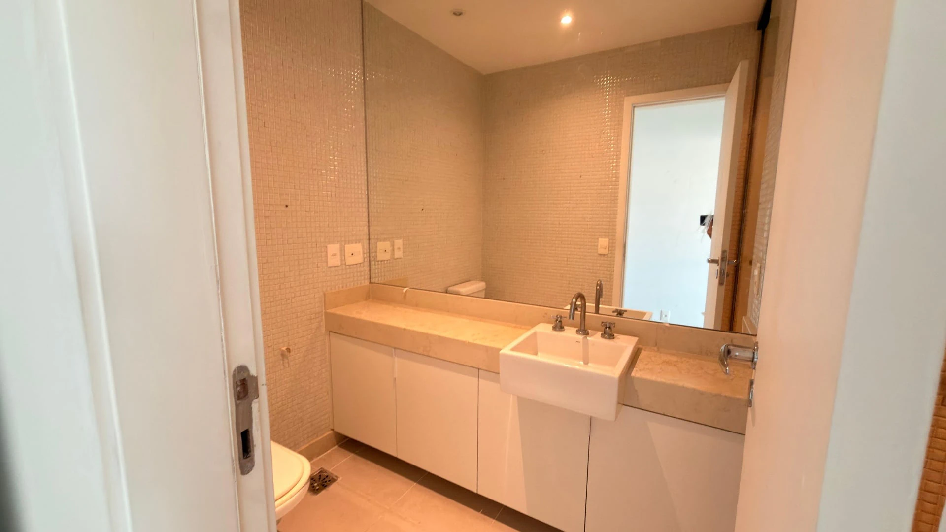 575 m² apartment with 5 en-suite bedrooms and glass balcony — photo 3