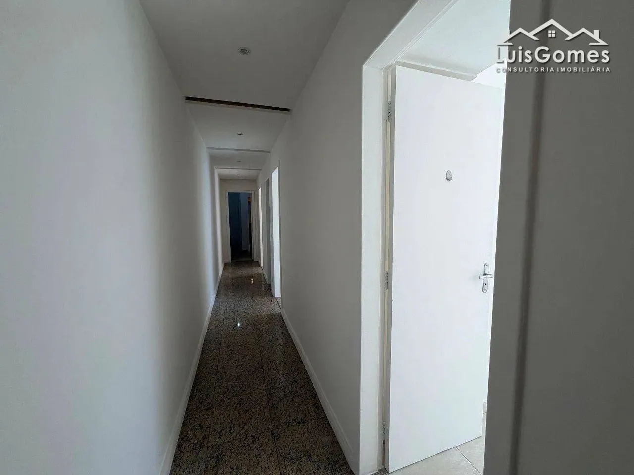 Unfurnished house with 5 bedrooms and 5 bathrooms — photo 14