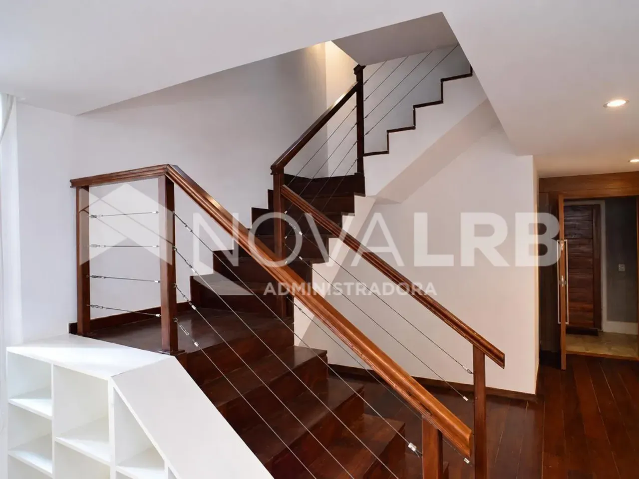 4-bedroom apartment with enclosed glass balcony — photo 14