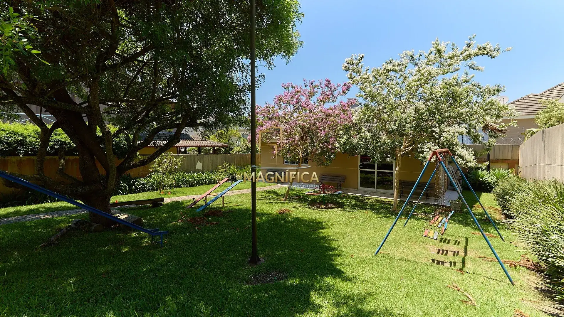 House with 4 bedrooms and 3 en-suite suites, 4 parking spaces — photo 69