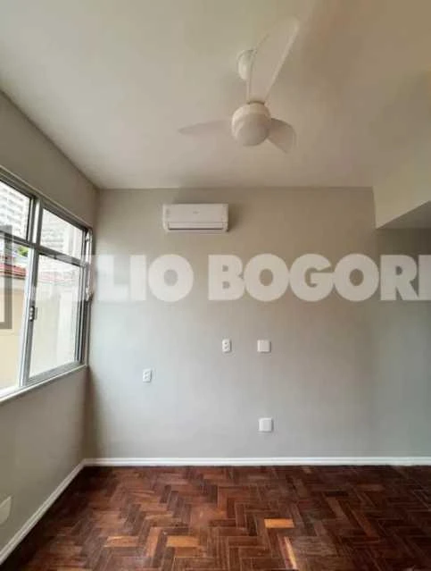 Wood or laminate floors in a 2-bedroom apartment, 65 m² — photo 7