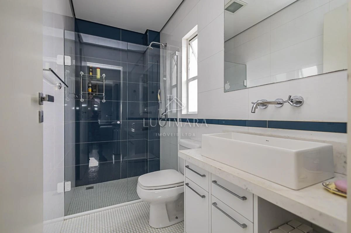 Bathtub in a 4-bedroom house, 400 m² — photo 35