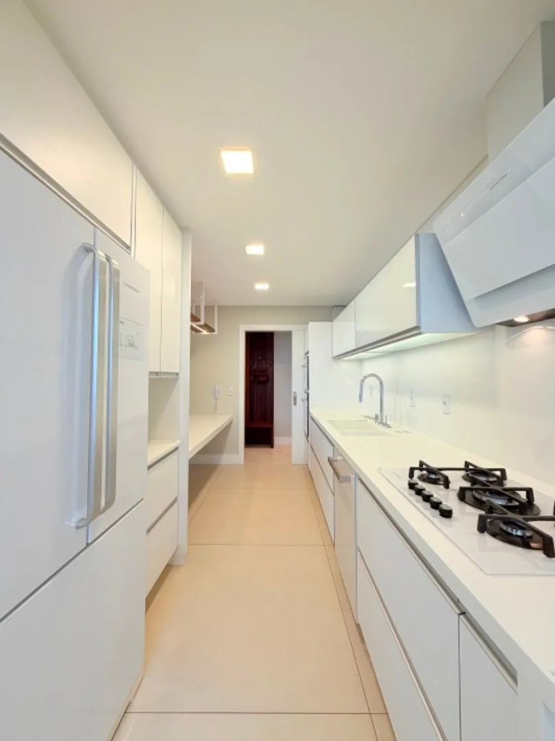 140 m² apartment with 3 bedrooms and a closed balcony — photo 38