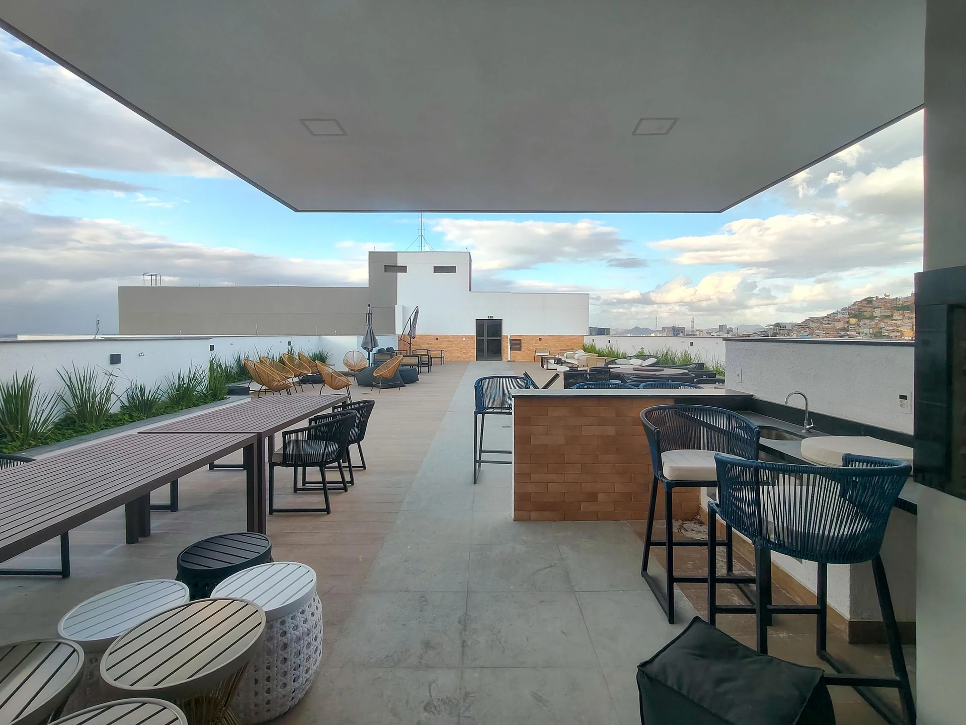 Apartamento com 2 quartos e varanda de vidro fechada — photo 61