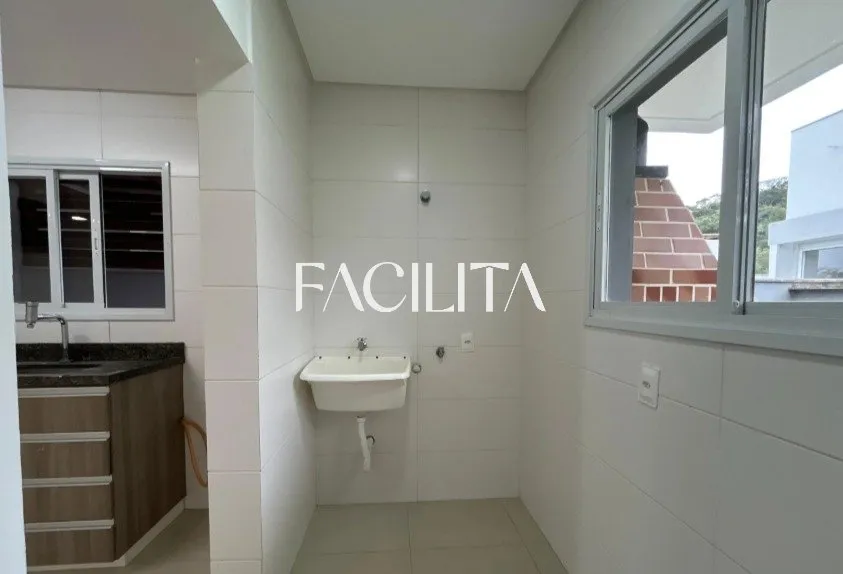 Casa com 3 quartos e cozinha americana com fogão — photo 36