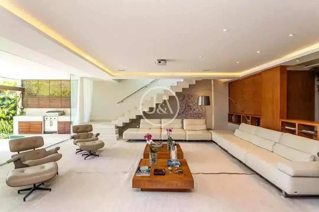 Casa de 700 m² com 6 suítes e 6 vagas