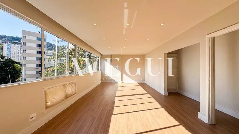 Unfurnished apartment with 4 bedrooms and tall windows — photo 2