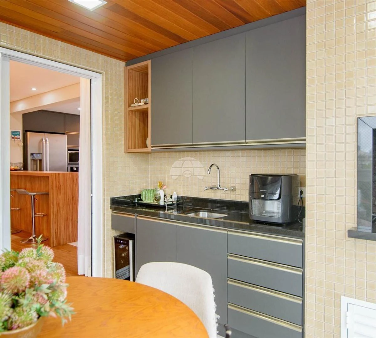 Furnished 3 en-suite apartment with open-plan kitchen — photo 32