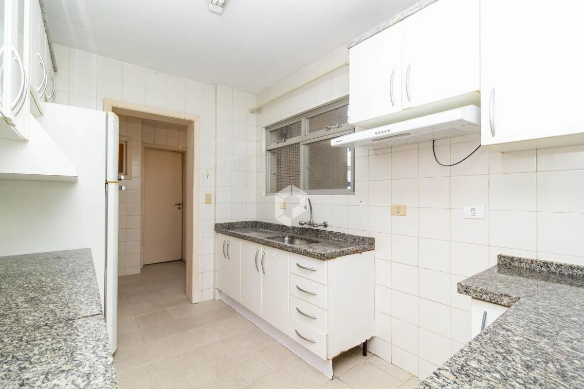3-bedroom apartment with a glass-enclosed balcony — photo 2