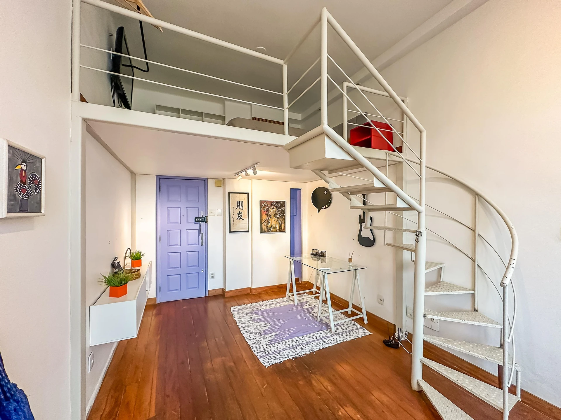 Furnished studio, 30 m², with floor-to-ceiling windows