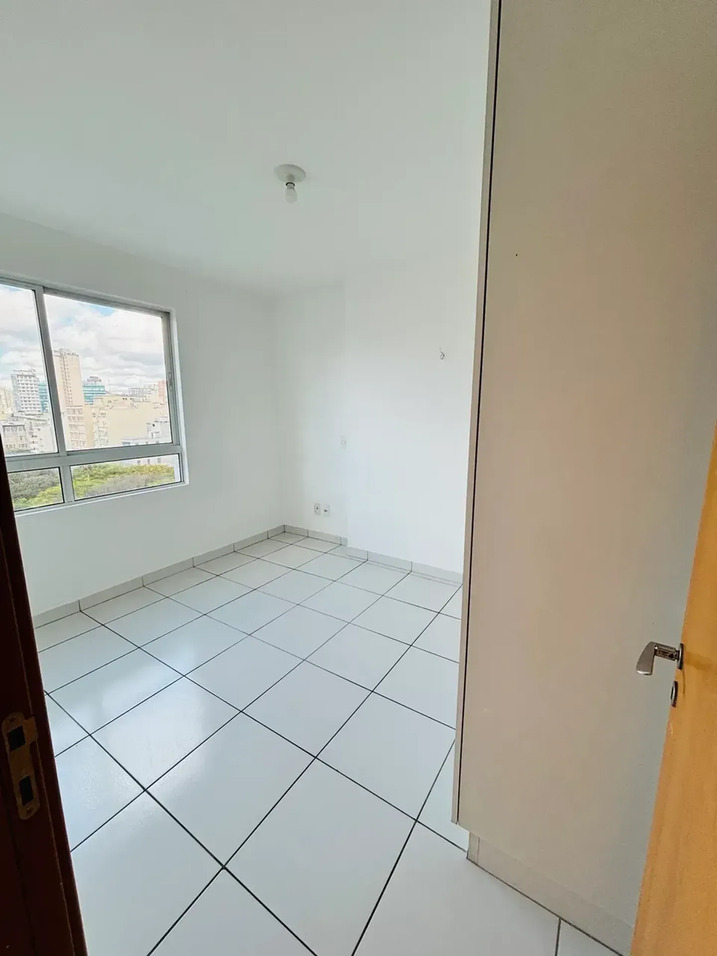 1-bedroom 1-bath apartment with a balcony — photo 30
