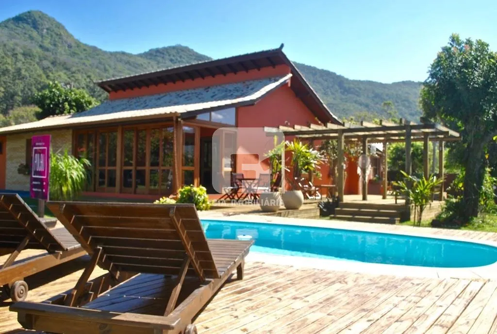 House with 7 bedrooms and 8 bathrooms plus BBQ