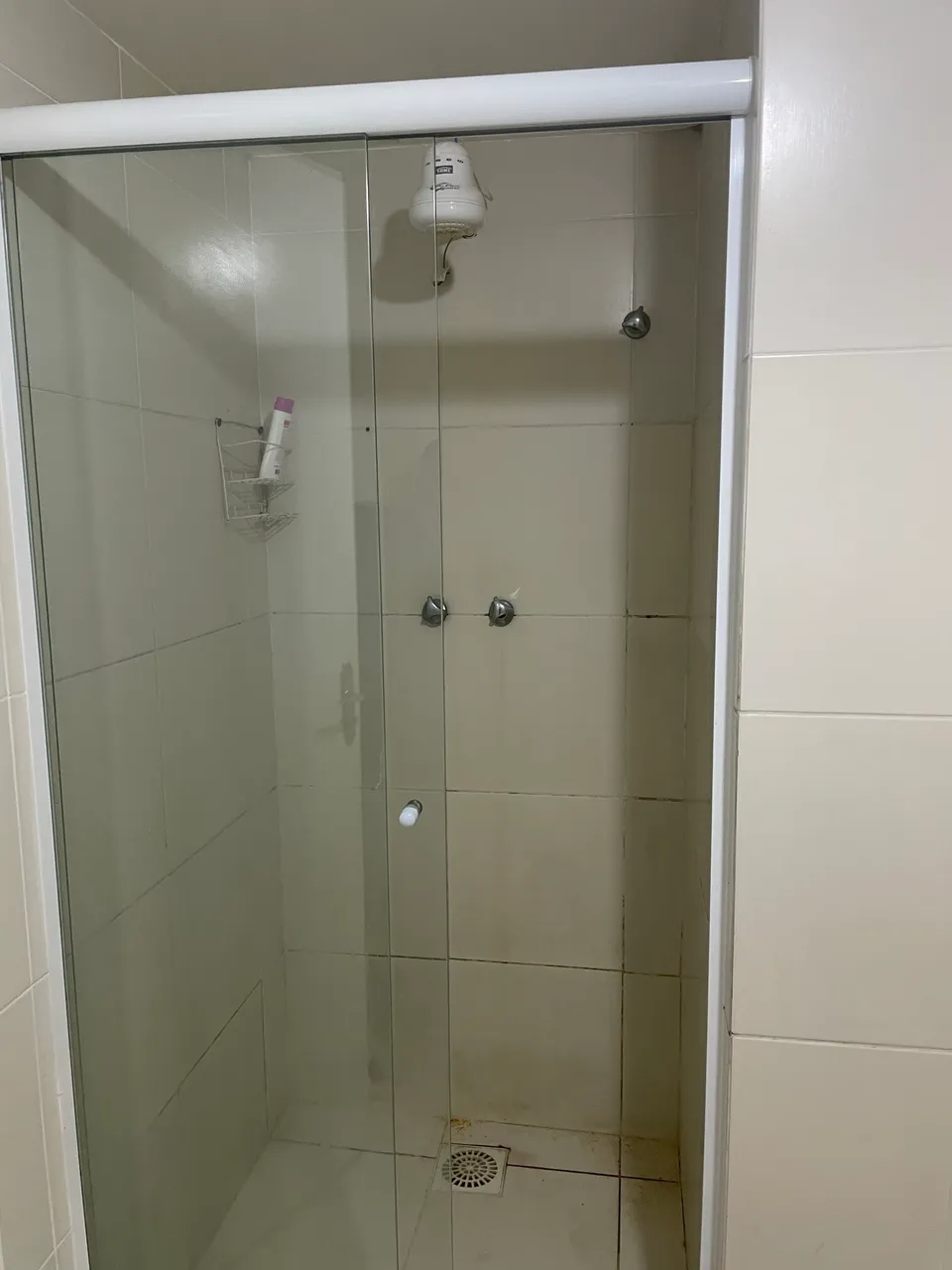 Unfurnished 2-bedroom apartment with a glass shower — photo 6