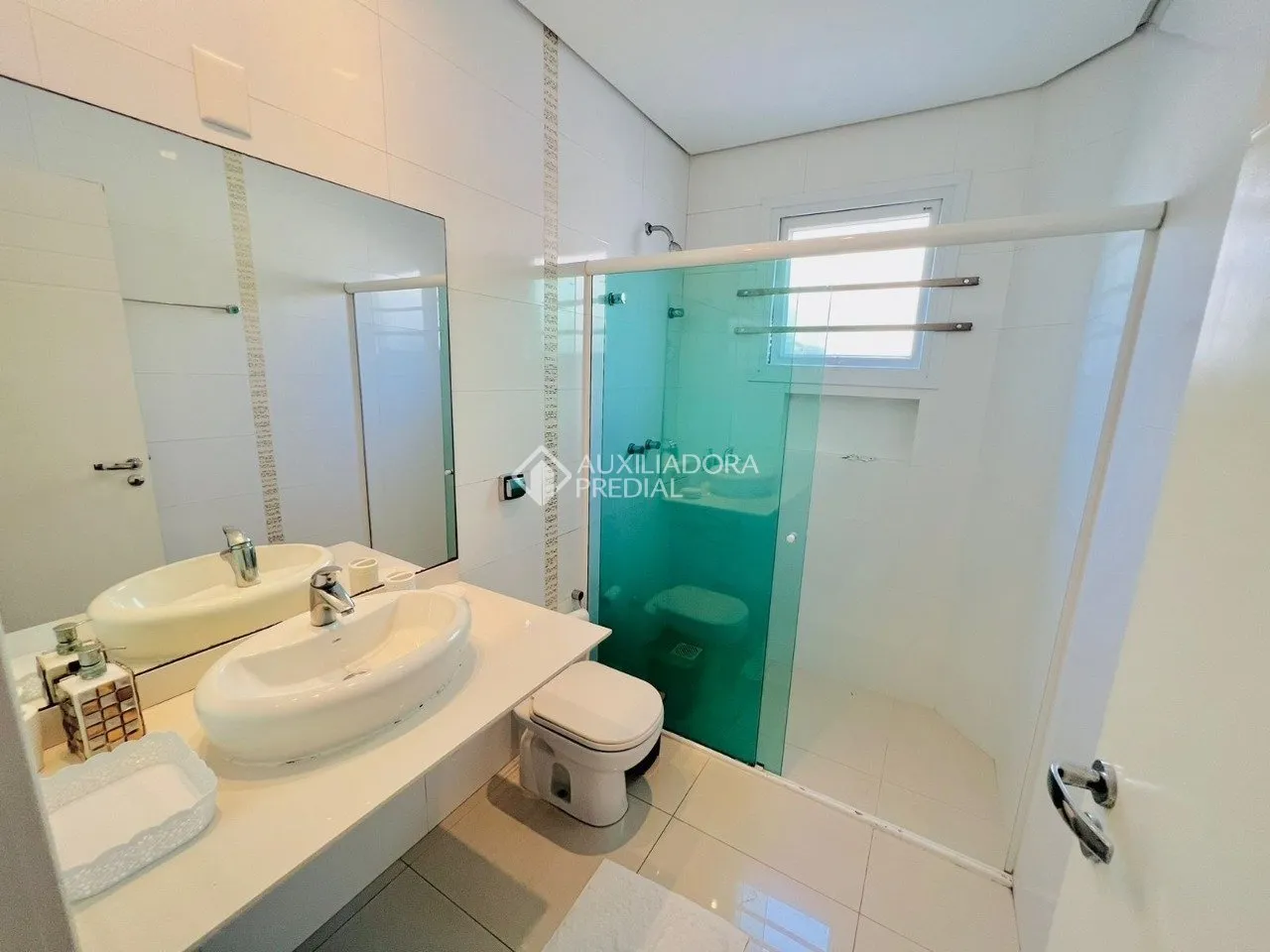 House with 6 bedrooms and an open kitchen with gas stove — photo 38