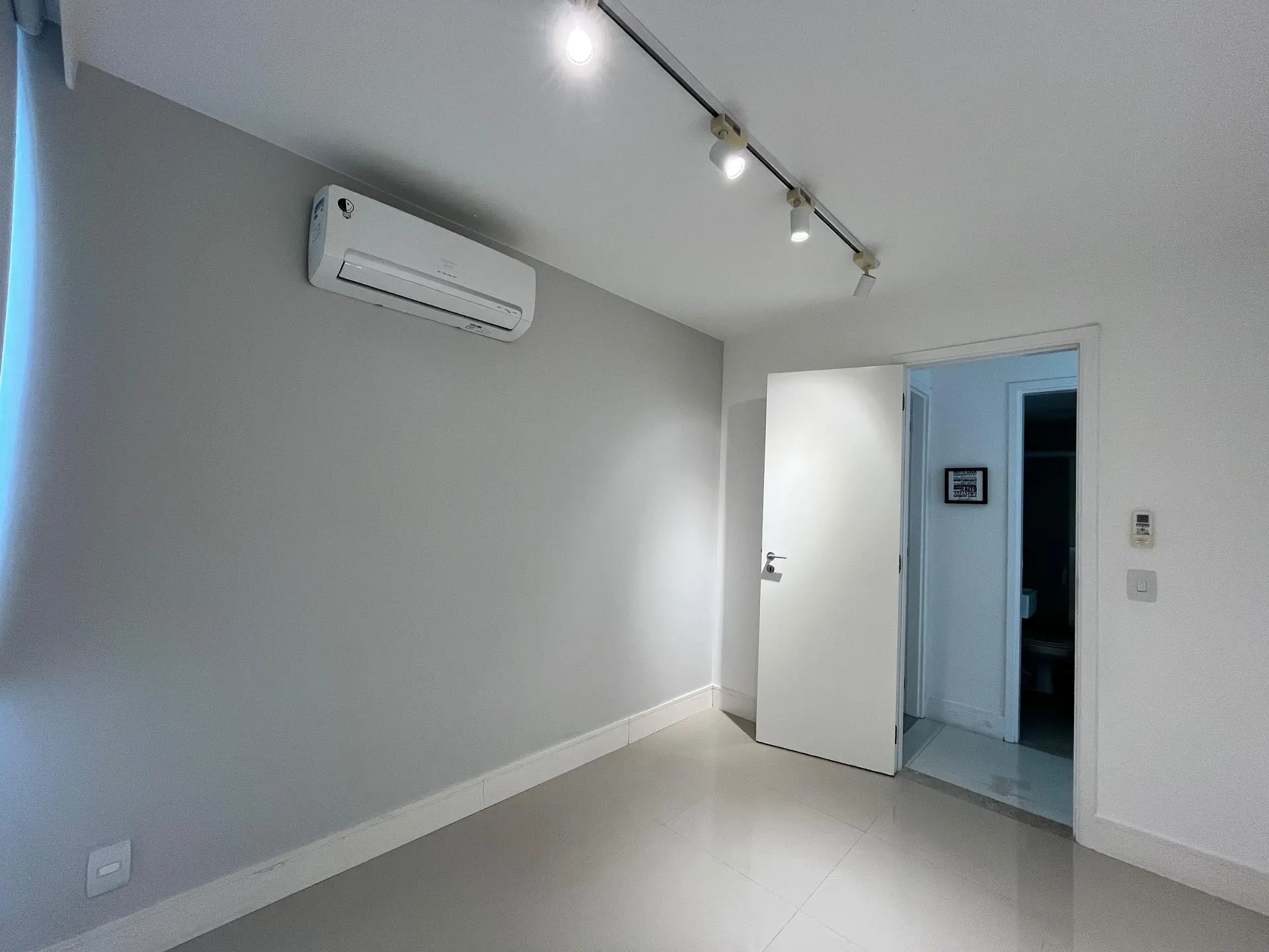 Furnished apartment, 148 m², with a glass-enclosed balcony — photo 12