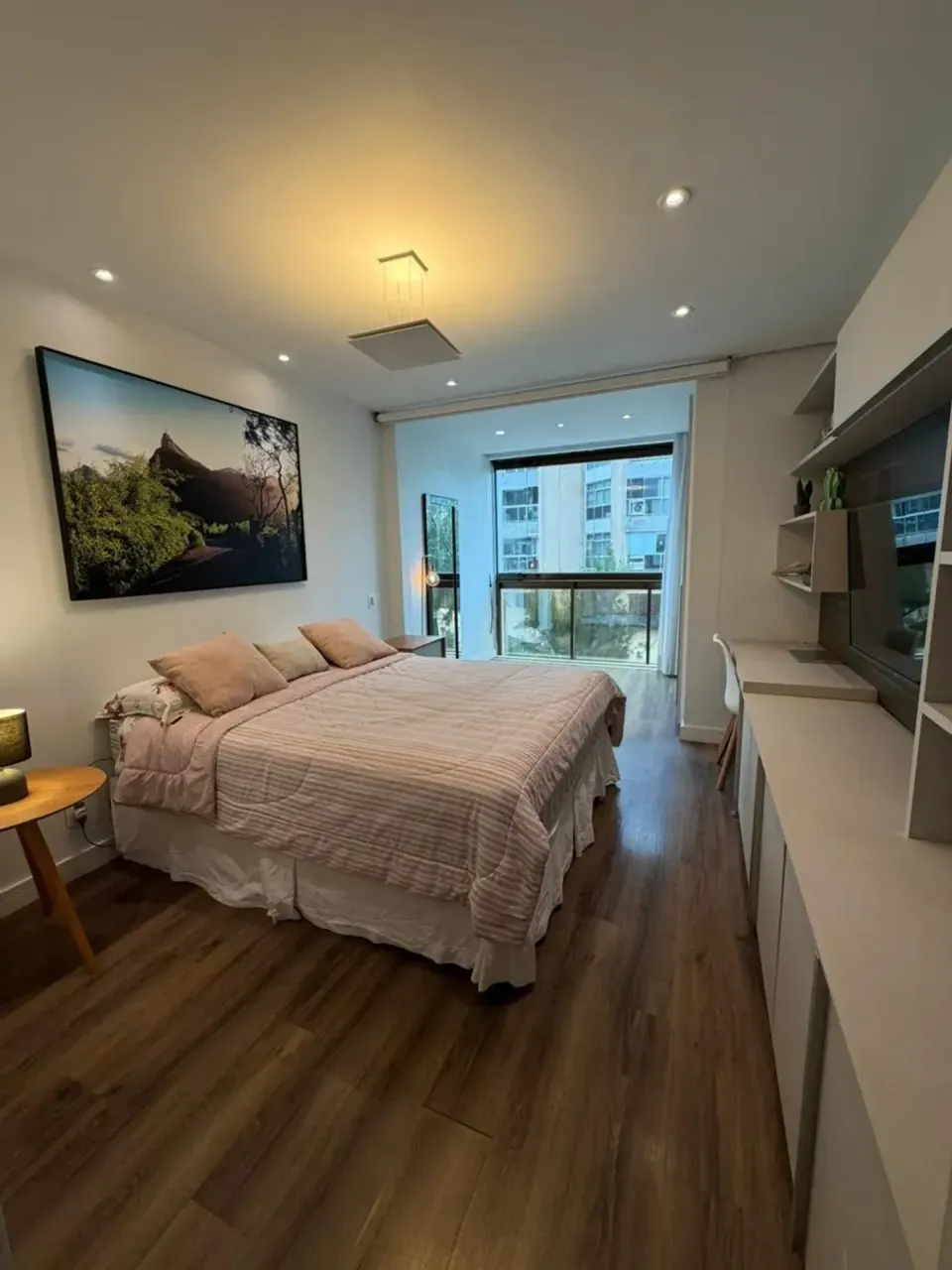 Furnished 2-bedroom apartment with open-plan kitchen — photo 4
