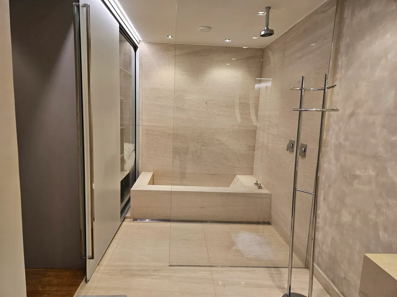 Furnished 121 m² apartment with 1 bedroom and 2 parking — photo 22