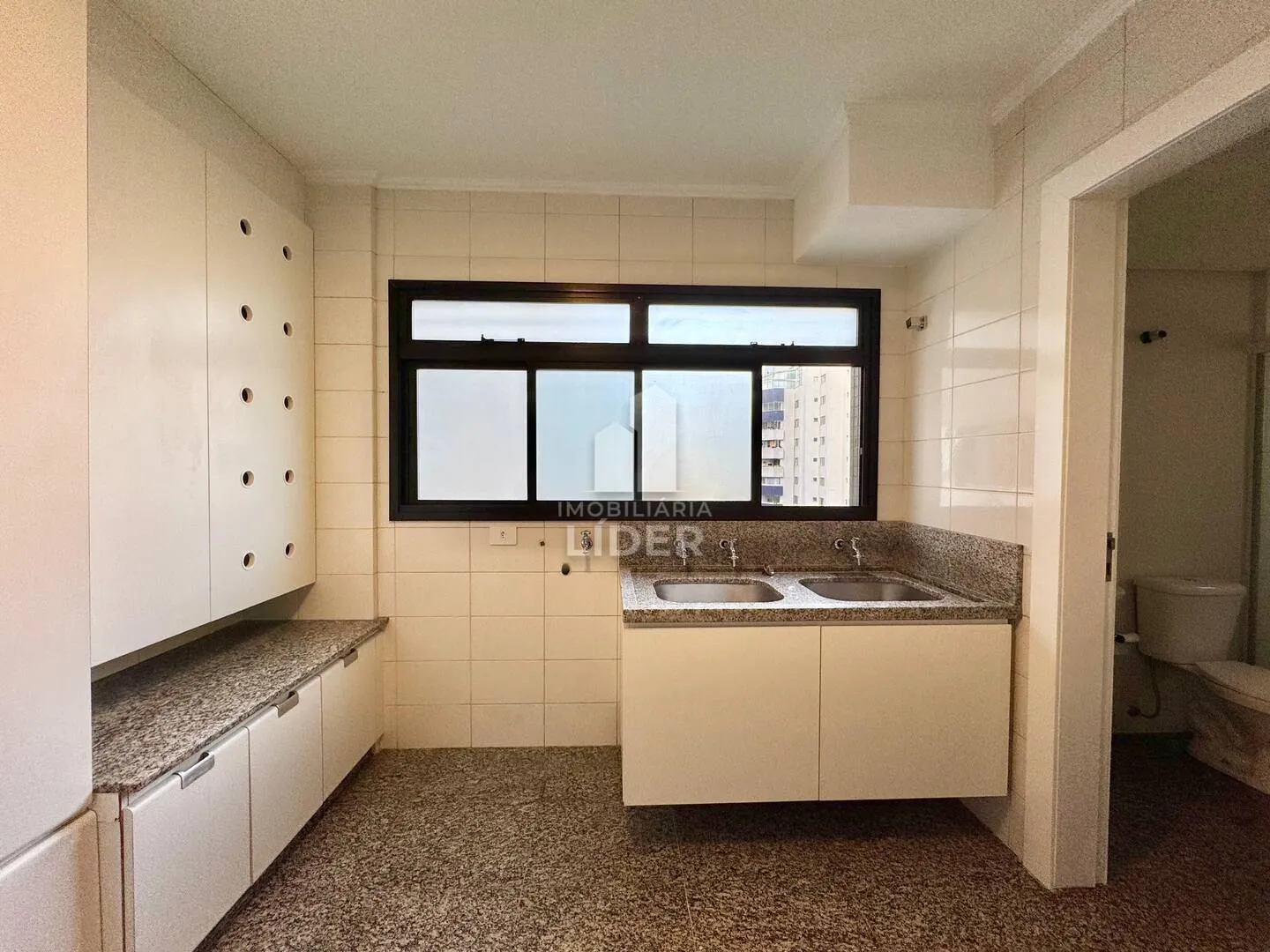 Apartment with 4 bedrooms and 3 parking spots, balcony — photo 48