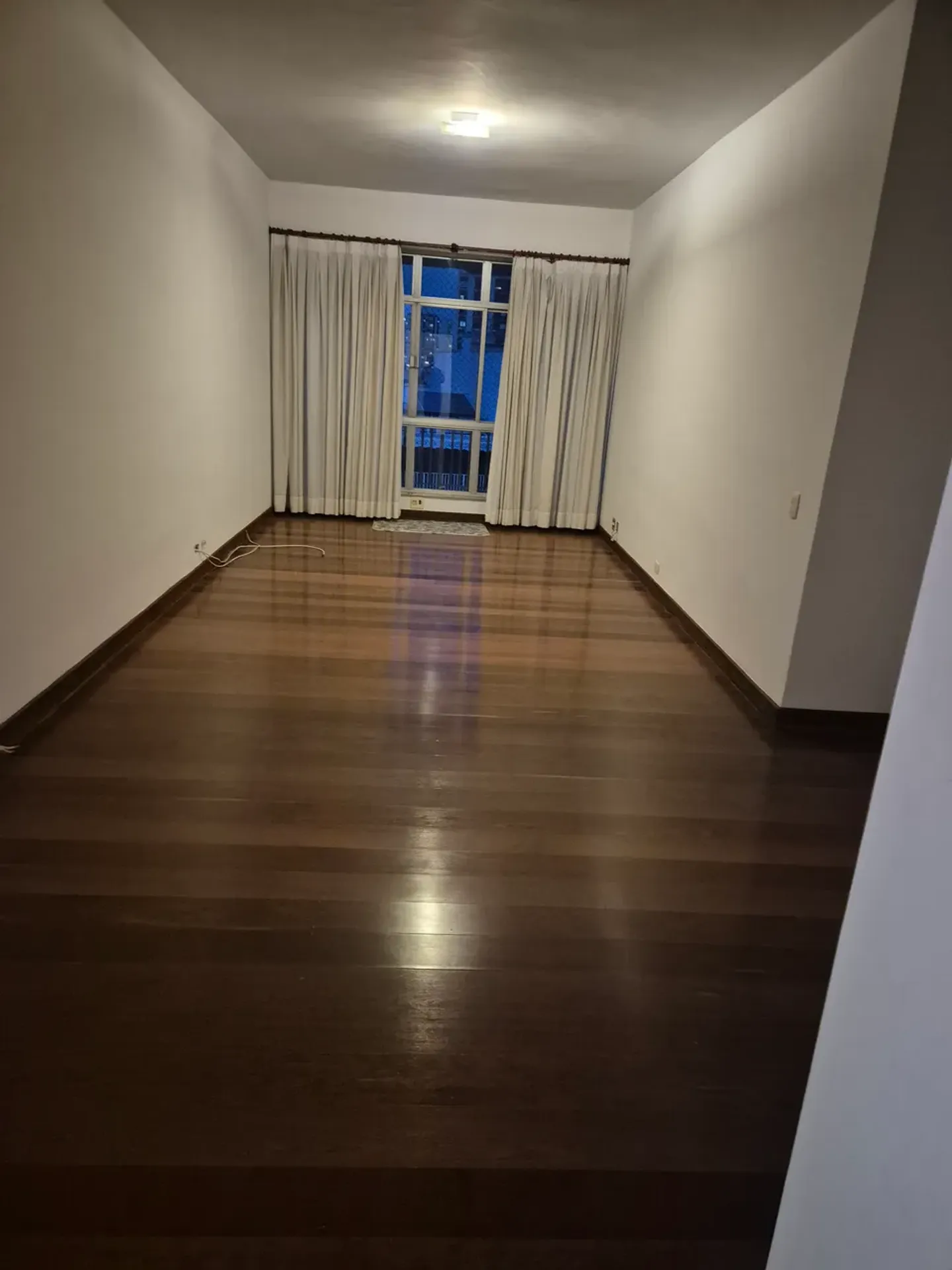 3-bedroom apartment with wood or laminate floors