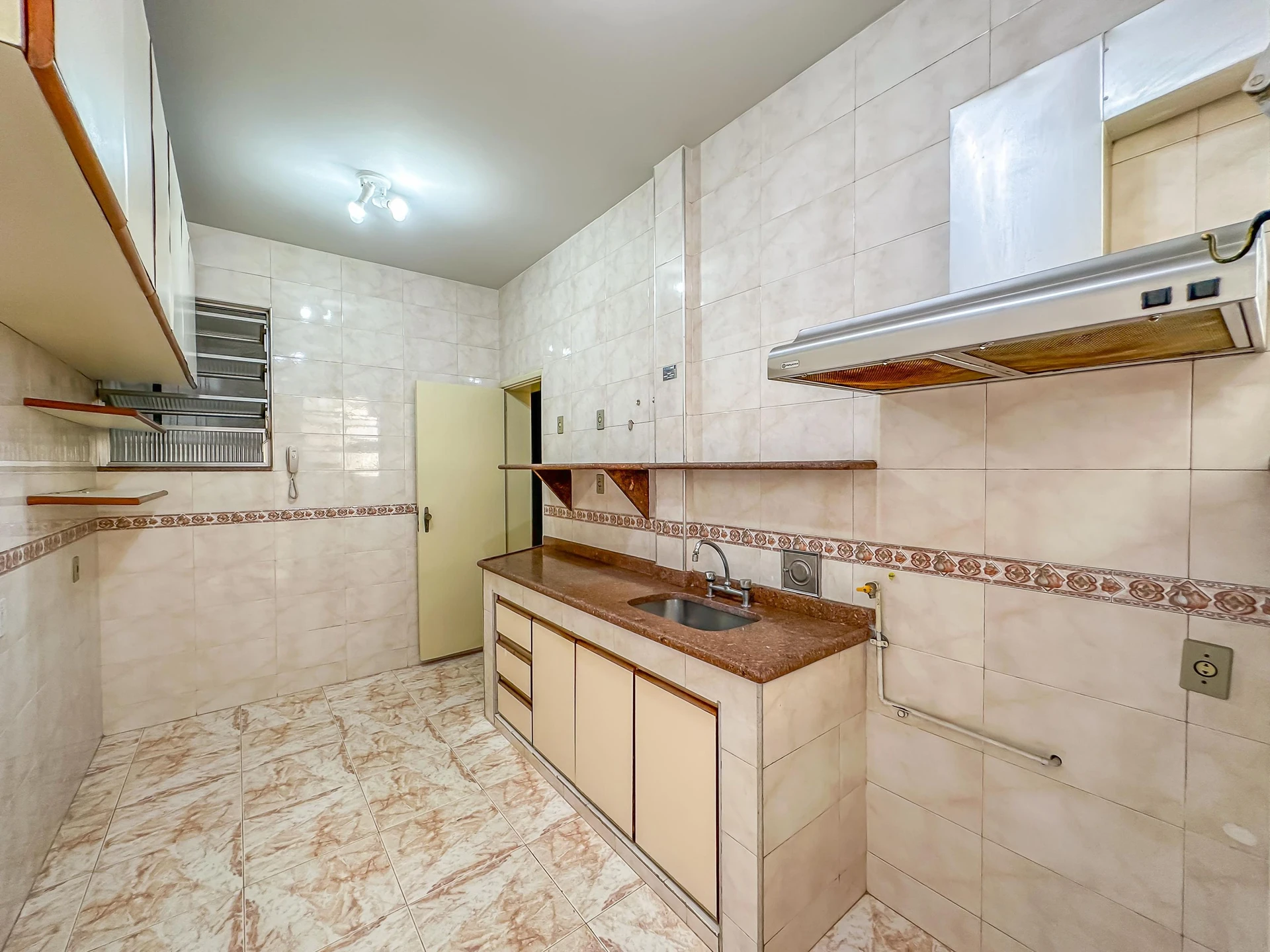 140 m² apartment with a jacuzzi and a bathtub — photo 8