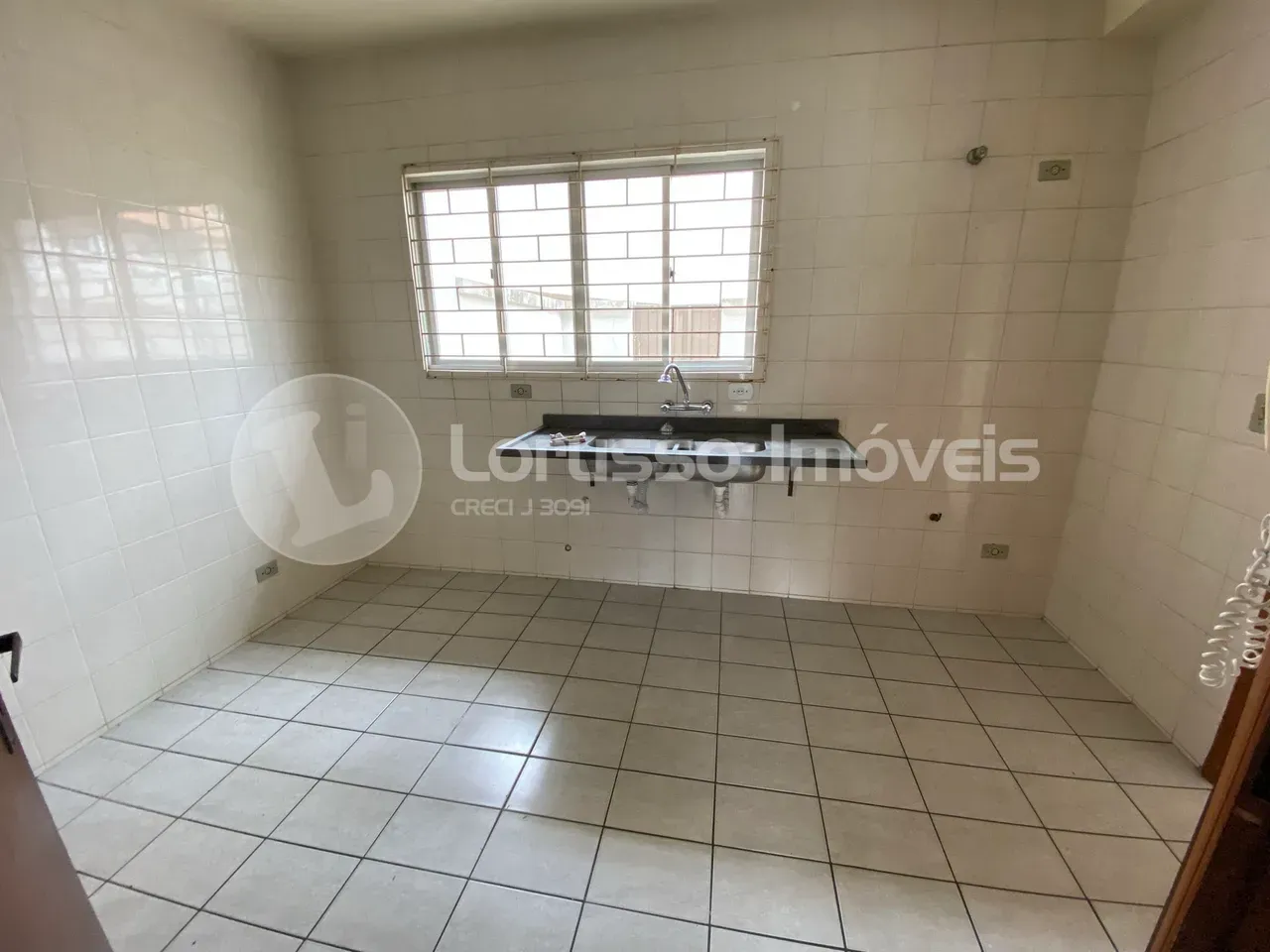 Casa de 3 quartos com piso de madeira ou laminado