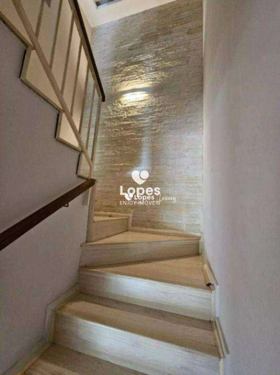 5-bedroom house with a glass-enclosed balcony — photo 24