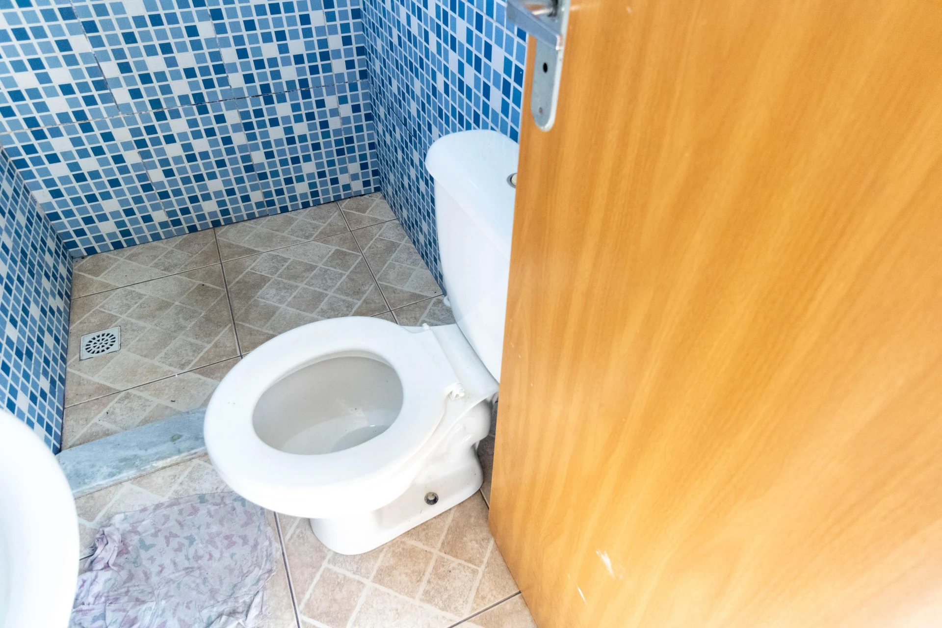 Unfurnished studio apartment with an electric shower — photo 6