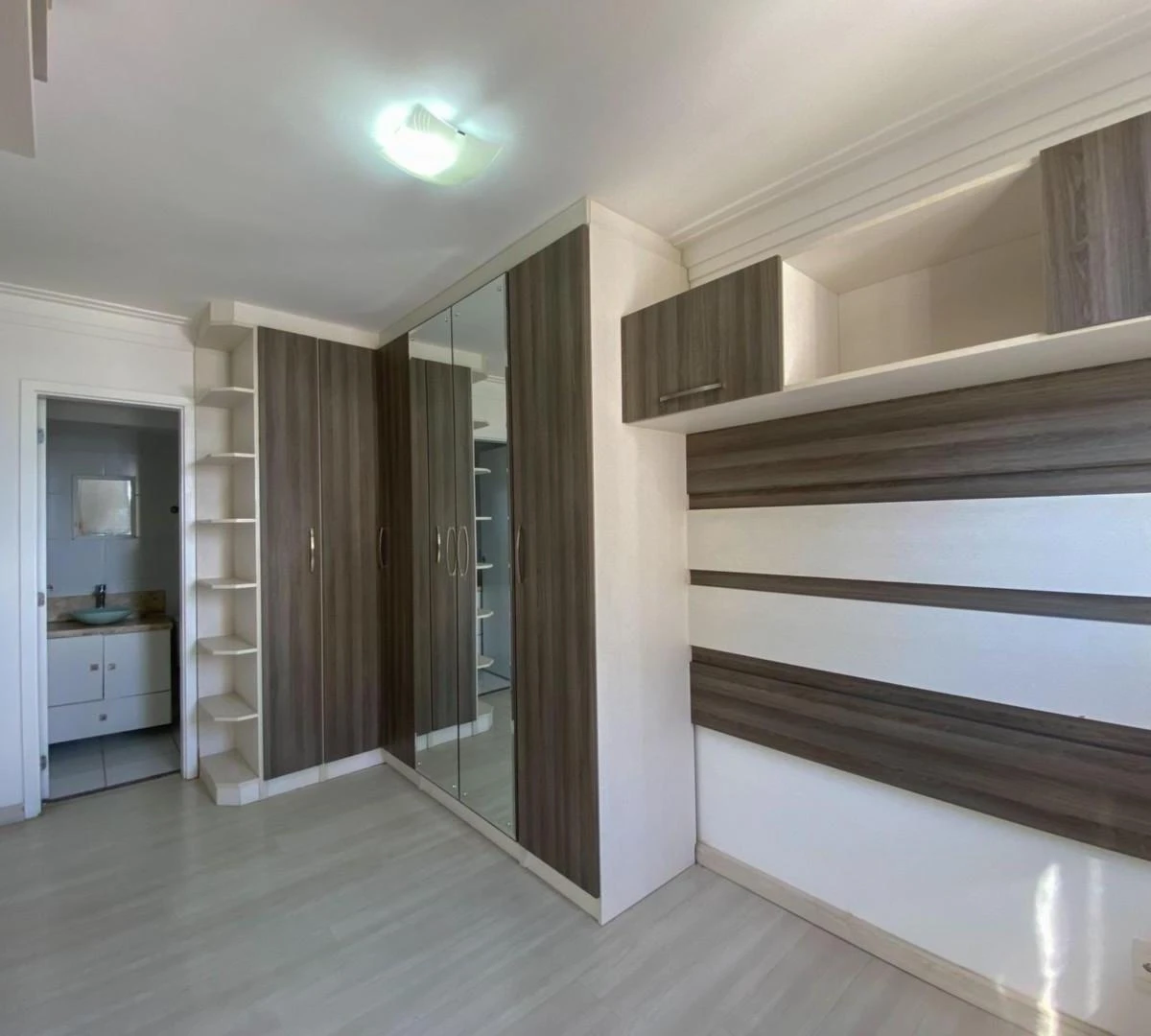 Квартира 56 м² із заскленим балконом та робочим місцем — photo 14