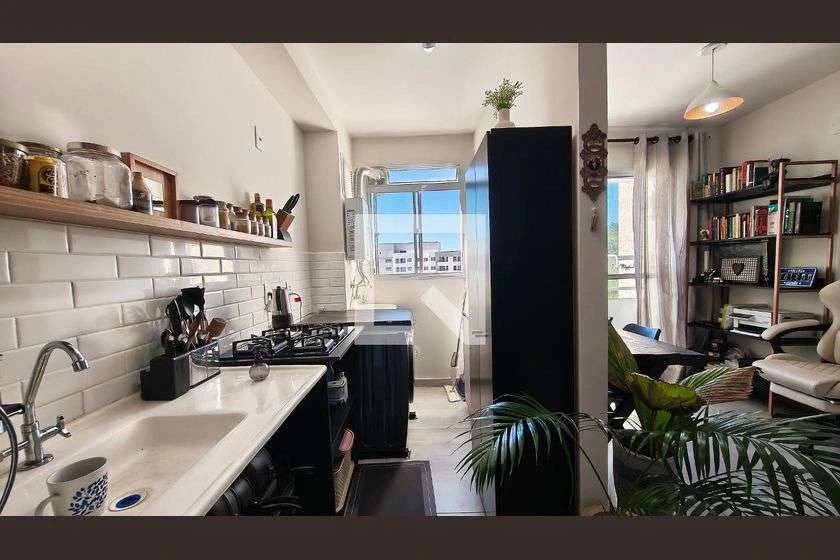 Furnished 2-bedroom apartment with balcony and desk corner — photo 7