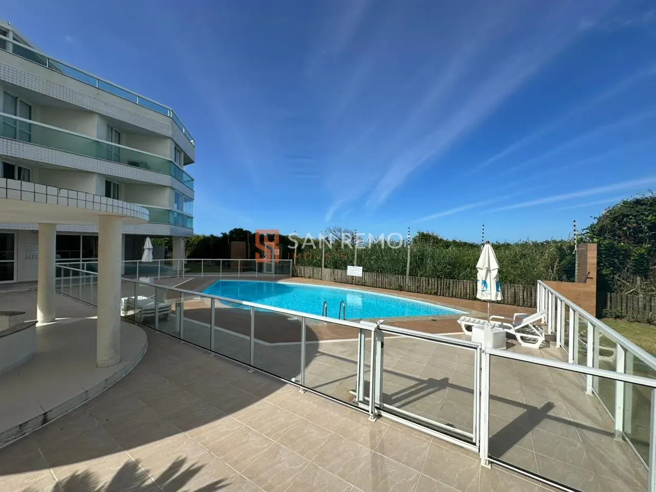 Furnished top-floor unit with 2 bedrooms and glass balcony — photo 23