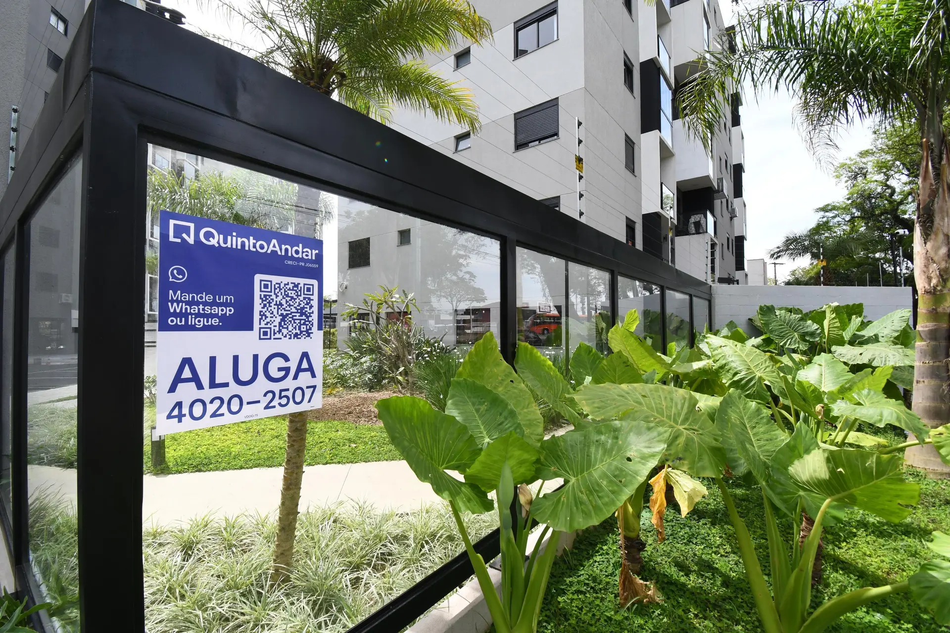 2-bedroom apartment with wood or laminate floors in Curitiba — photo 40