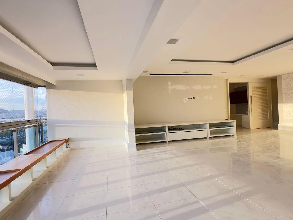 4-bedroom apartment with a separate kitchen, 260 m² — photo 32