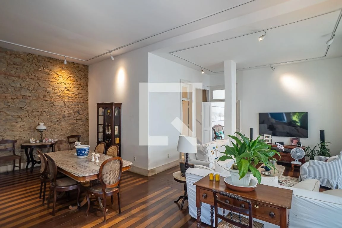 Furnished house, 300 m², with floor-to-ceiling windows — photo 16