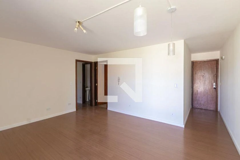 Walk-in closet in a 2-bedroom apartment, 75 m²