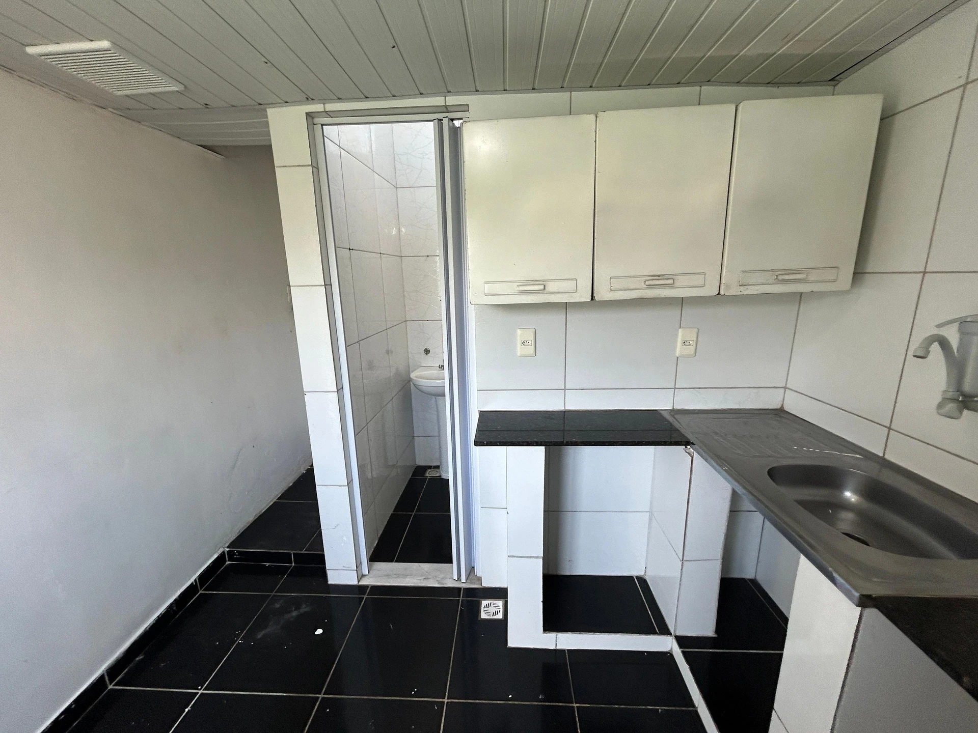 Rental house with a compact kitchenette and 1 bedroom — photo 7