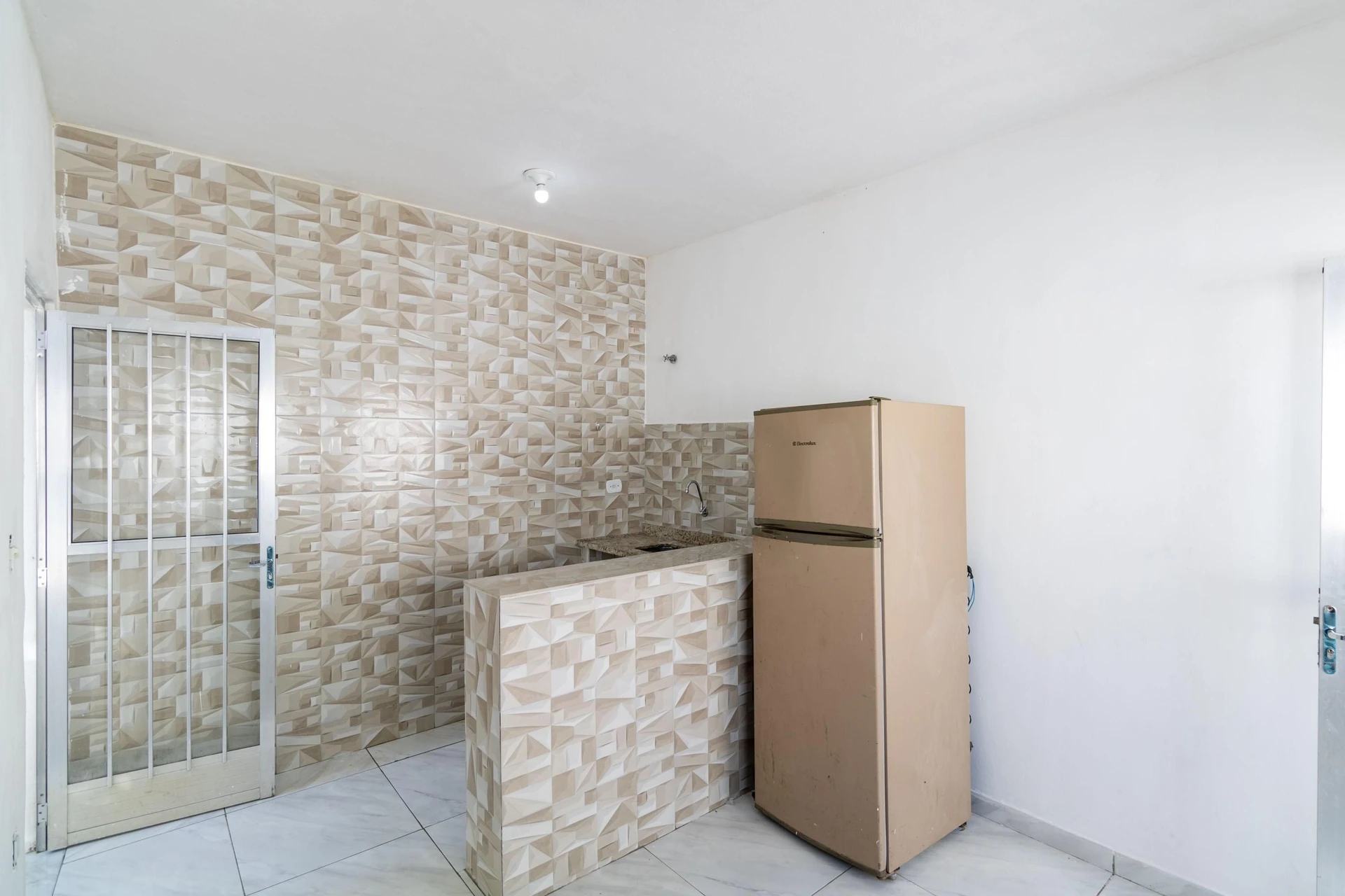 Будинок без меблів з 1 спальнею та кухнею open-plan — photo 17
