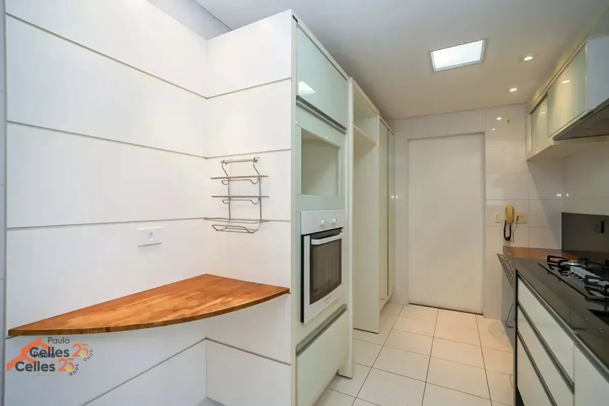 3-bedroom apartment with a grill on the balcony in Curitiba — photo 4