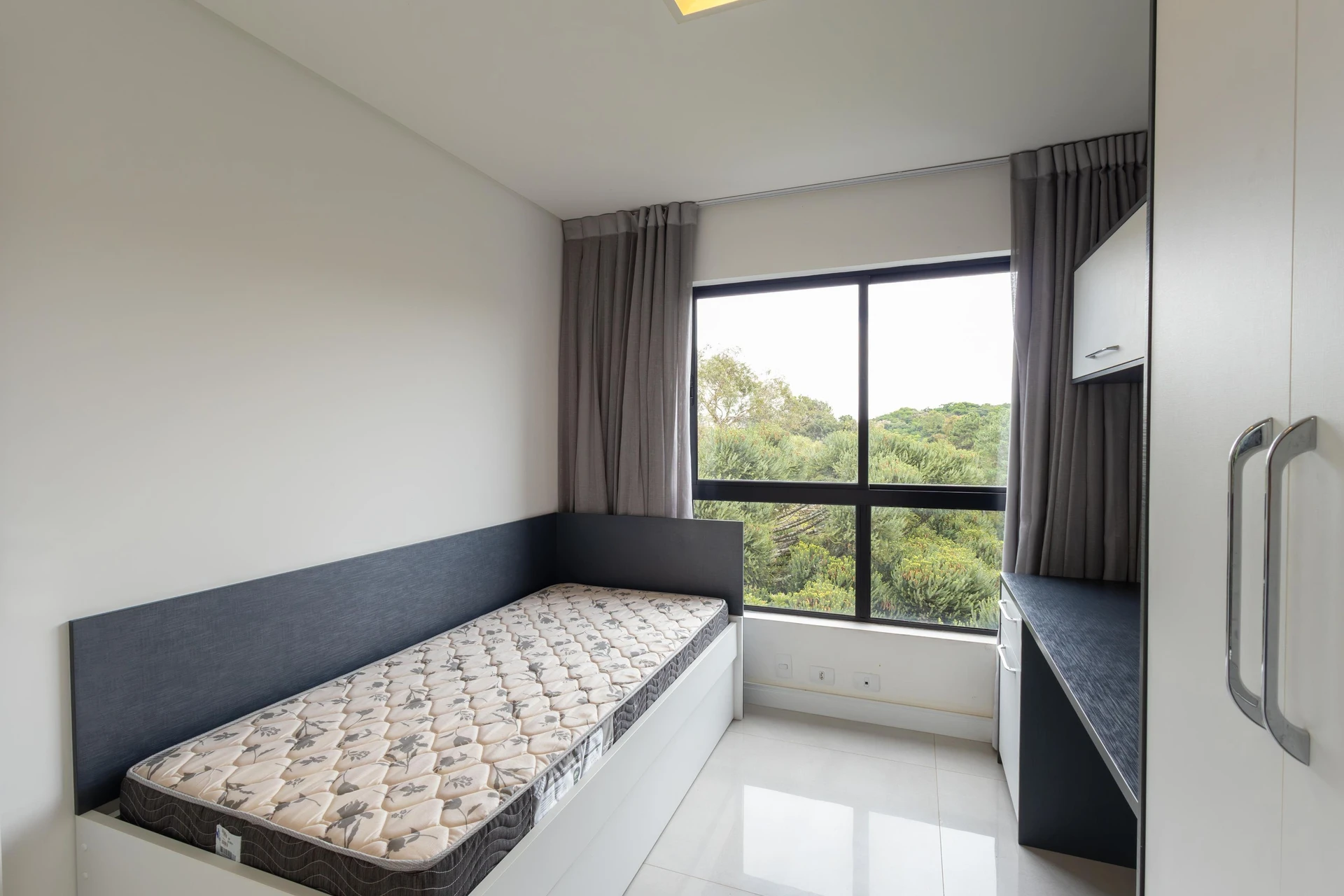 2-bedroom apartment with a glass-enclosed balcony — photo 34