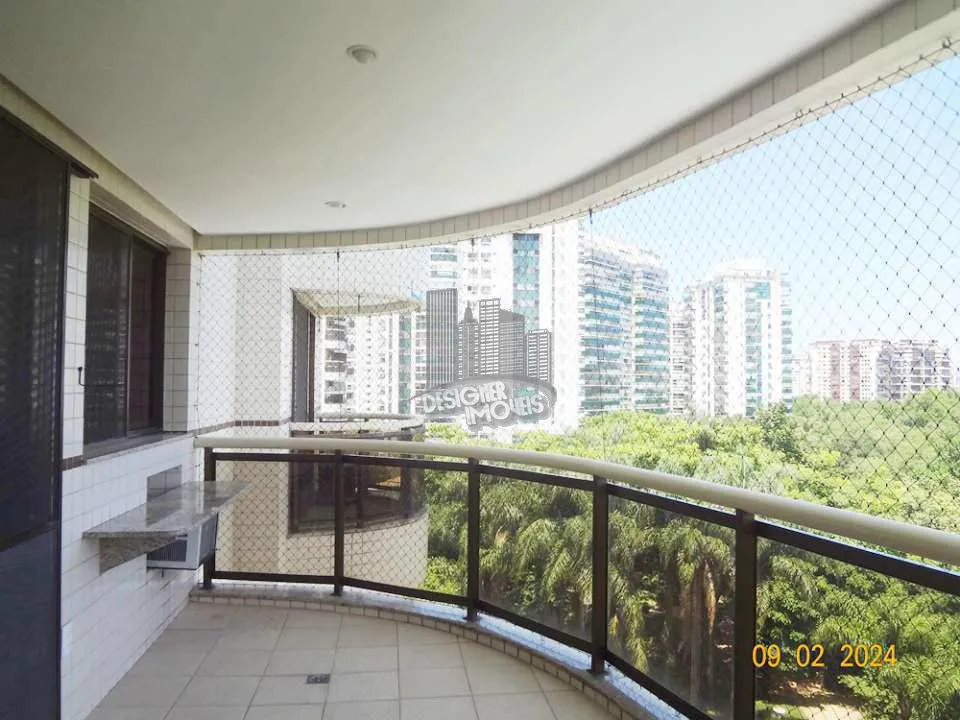 Balcony with a grill in a 3-bedroom apartment, 129 m² — photo 9