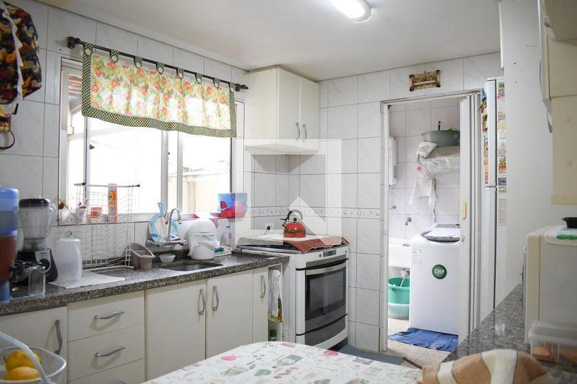 3-bedroom house with a walk-in closet in Curitiba — photo 7