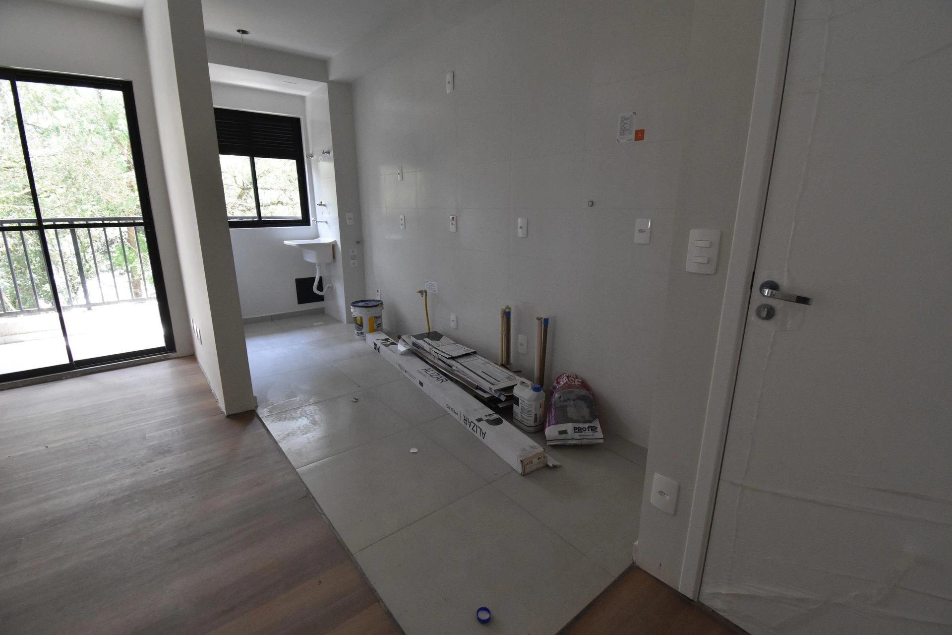Balcony with a grill in a 3-bedroom apartment, 64 m² — photo 51