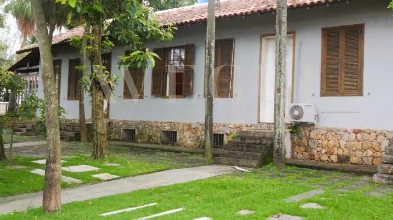 Furnished house, 485 m², with a bathtub — photo 11