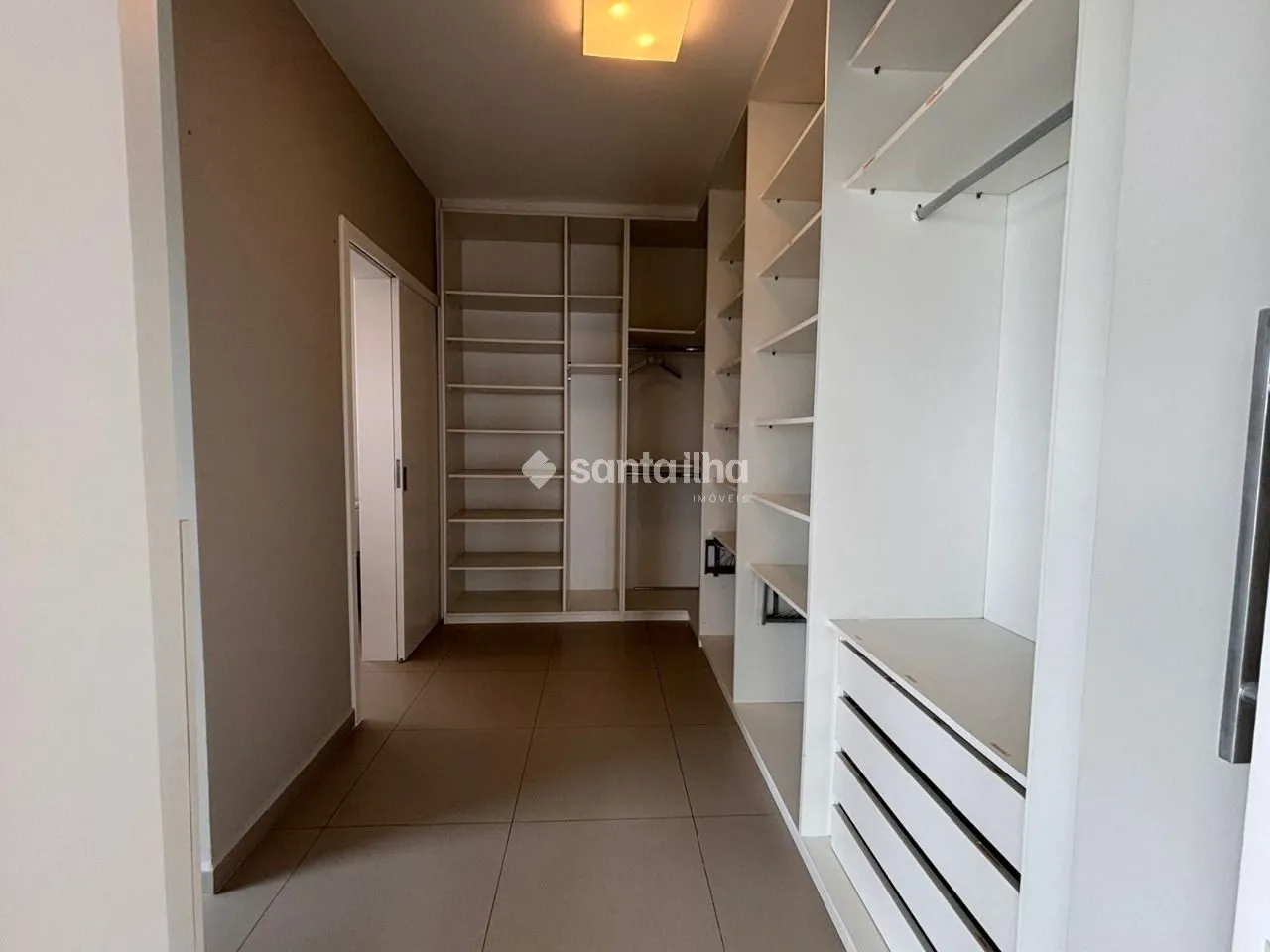 5-bedroom house with a water view — photo 14