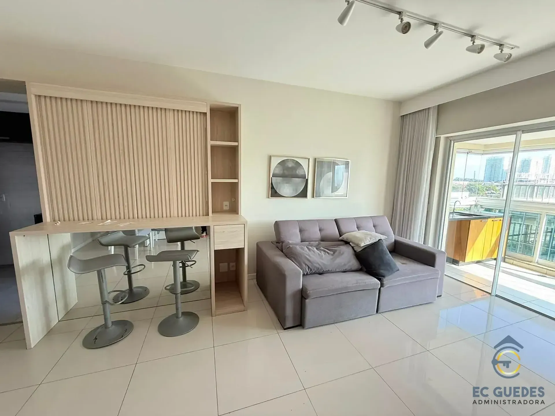 Furnished 3-bedroom apartment with glassed balcony — photo 9
