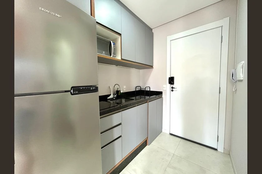 Kitnet mobiliada para aluguel com cozinha compacta — photo 2