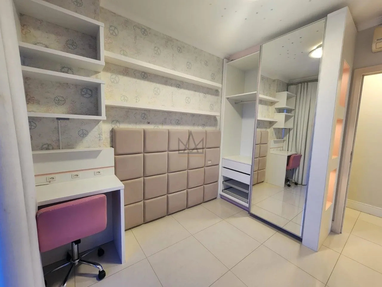 4-bedroom apartment in a building with a gym — photo 17